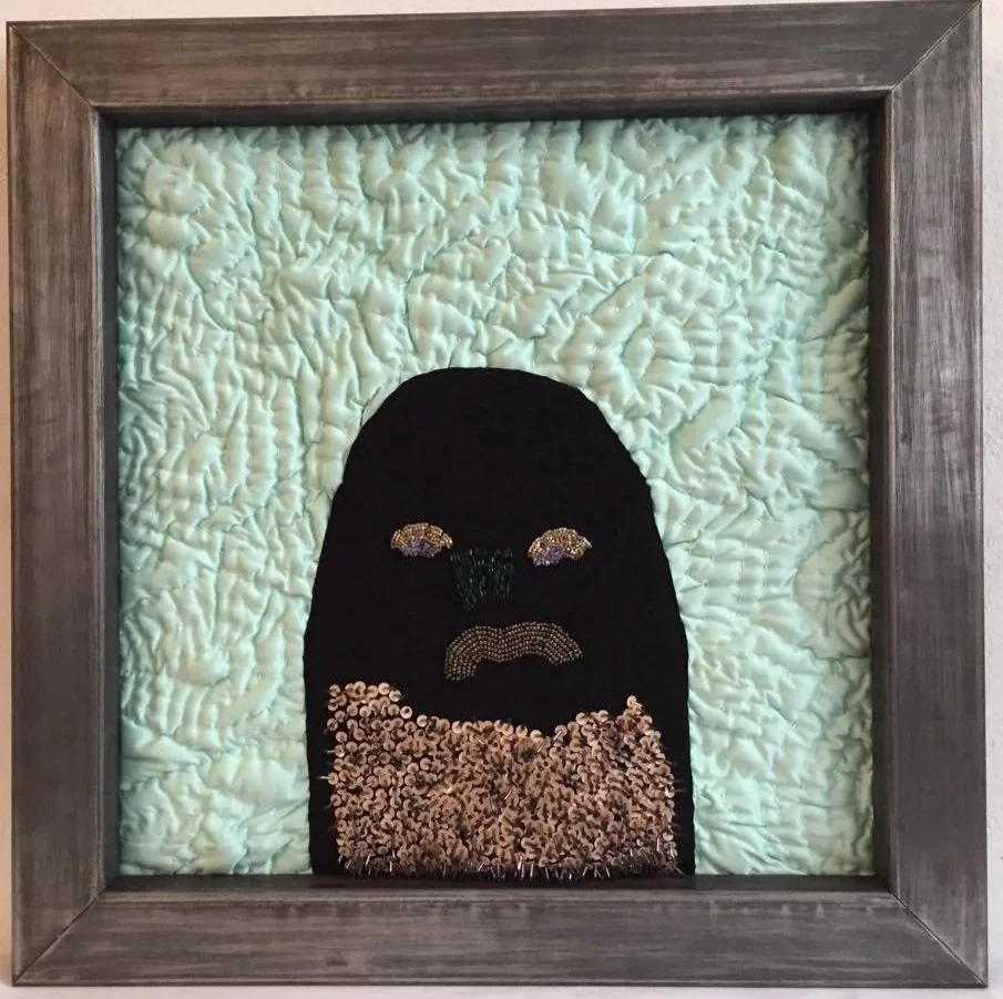 Hiba Alansari  Despoten der Gegenwart / Despots of Presence, 2018  Stoff, Perlen, Metallrahmen / garment, pearls, metal frame  50 x 50 cm