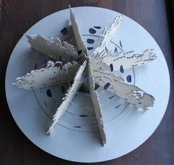 Simon Halfmeyer, „Föhr“, 2012 Laser Cut Objekt, diverse Materialien, Durchmesser 70 cm Höhe ca. 26 cm