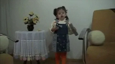 Selma Alaçam, Istiklal Marsi - Turkish National Anthem - Still eines Videoloops, das YouTube-Videos von Kindern, die die türkische Nationalhymne singen und dabei von ihren Eltern gefilmt werden, zeigt