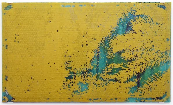 Simon Halfmeyer, Glasobjekt (Palme 2), 2015  Siebdruck auf Glas - golden auf grünlichem Glas, Verpixelte Pflanzenelemente