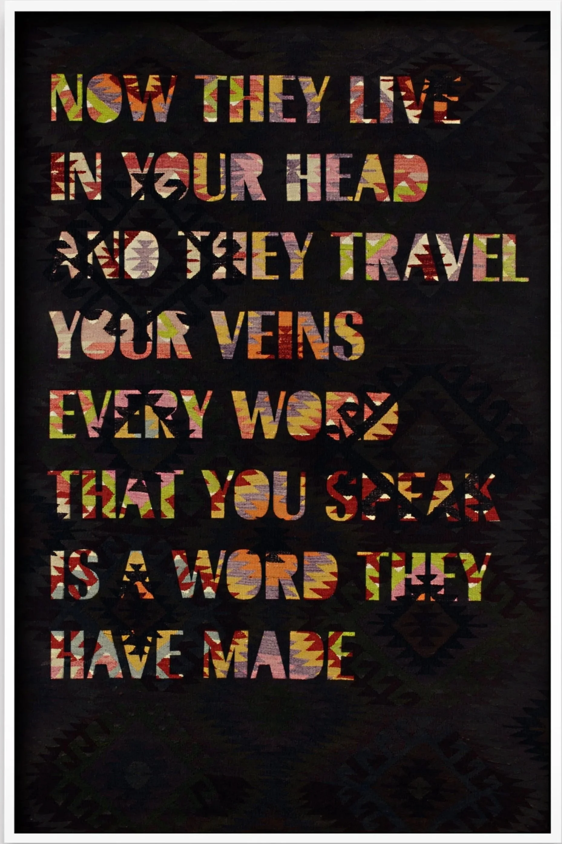 Selma Alaçam, Now The Live in Your Head, heartstrings II, Kelim mit Sprühlack - der Musiktext ist freigelassen und lässt das Kelimmuster durchscheinen, der Hintergrund ist schwarz eingefärbt