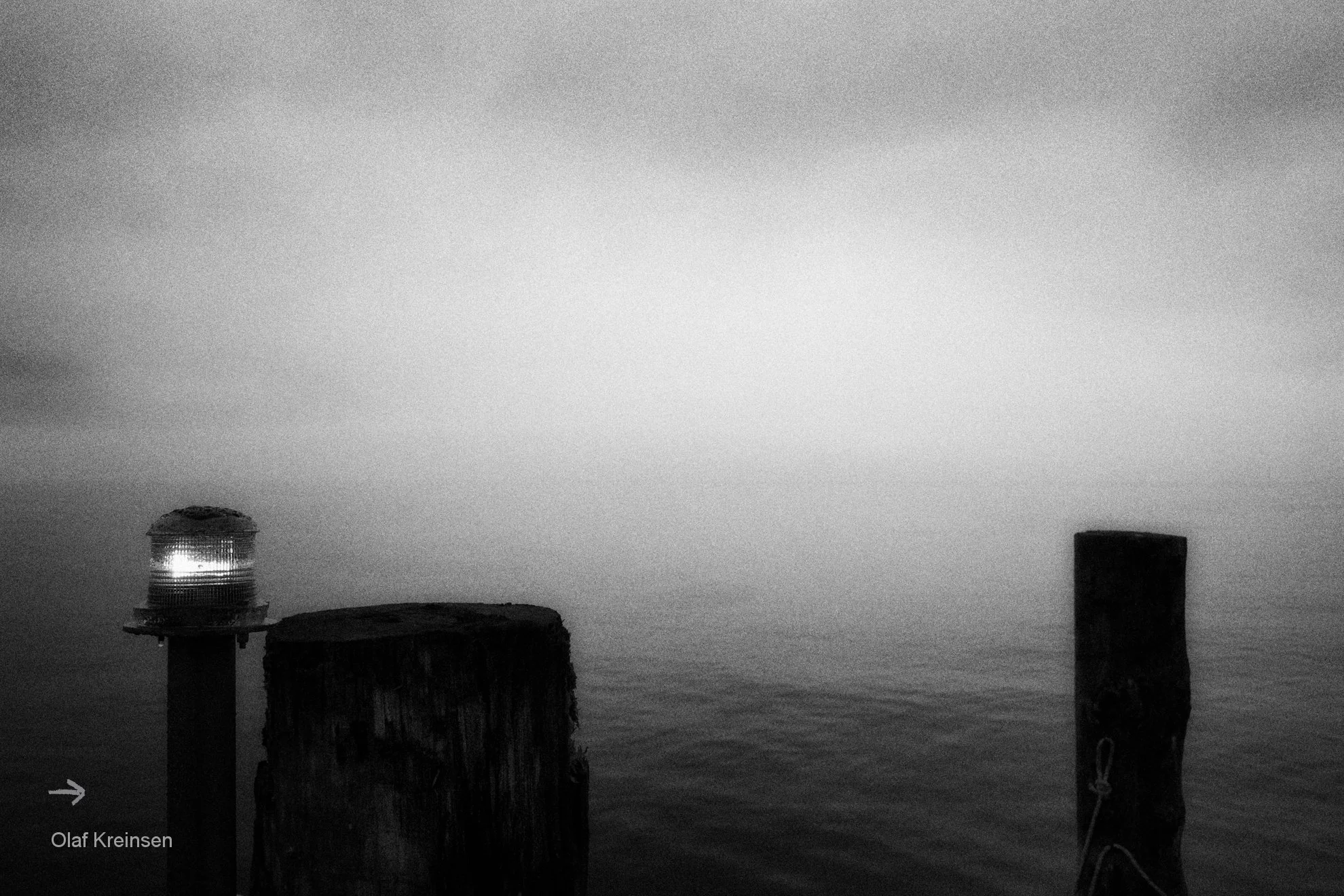 Lago Silenzioso No. 06, 2012 - Foto Diasec oder Hanemühle Fine Art,  Fahne am Strand des Gardasees