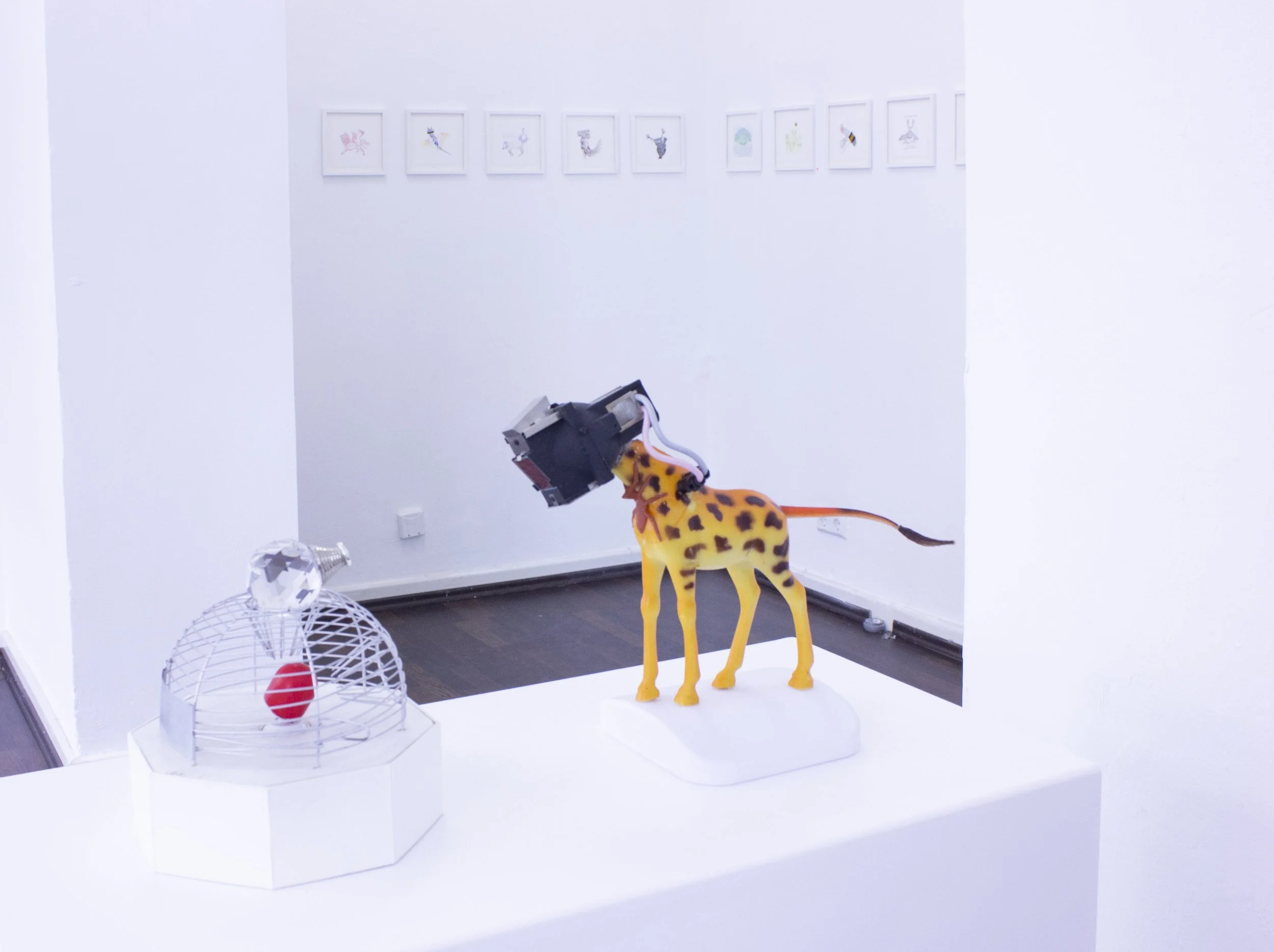 Sebastian Neubauer  Neue Sensation (Träum! Säugling, träum!), 2018  Mixed Media, Elektronik, Papier, Holz, Gummitiere  ca. 22 x 45 x 30 cm