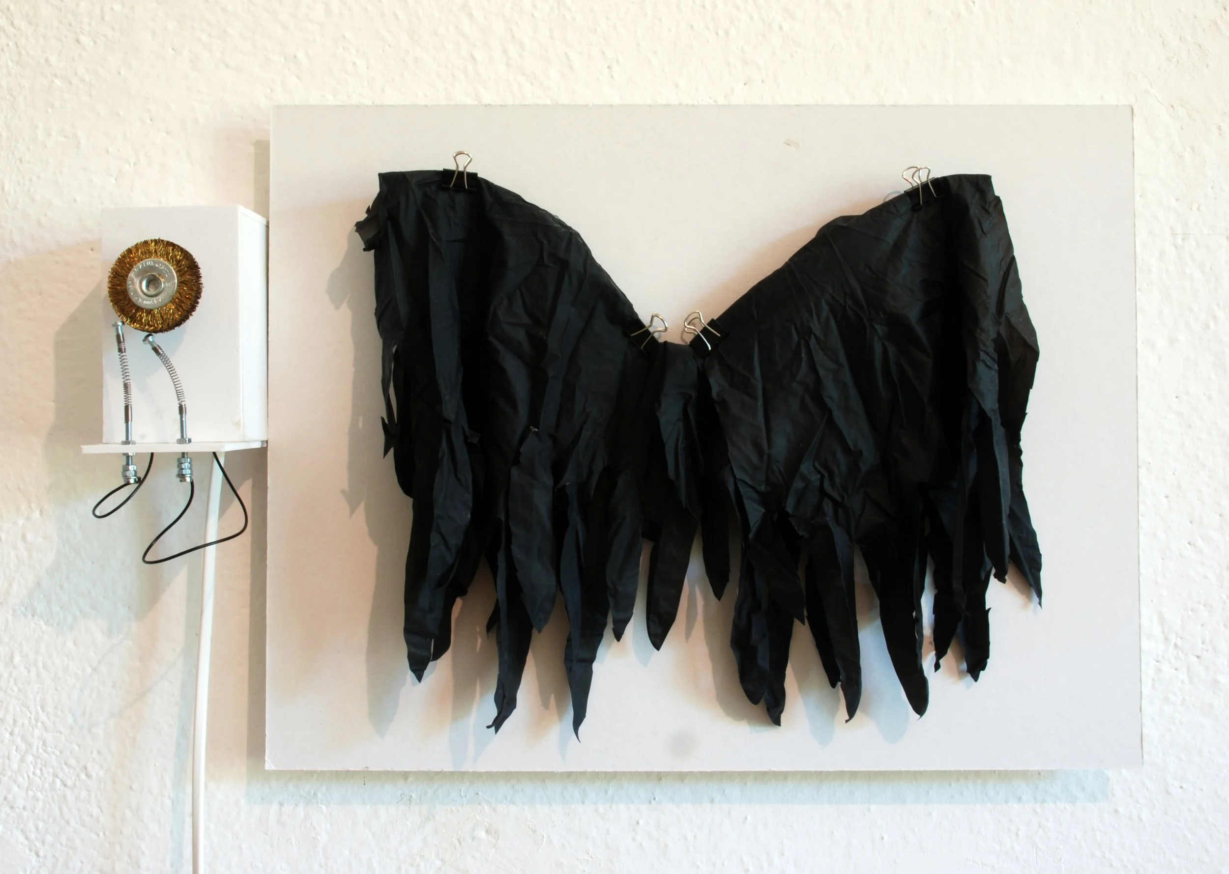 Kathrin Haaßengier, AUGUSTA, Edition, 2017  Auflage: 10 + 1 AE  Latex, Holz, Metall, Kunstoff, Motoren, im Plexiglaskasten,  45 x 32 x 8 cm