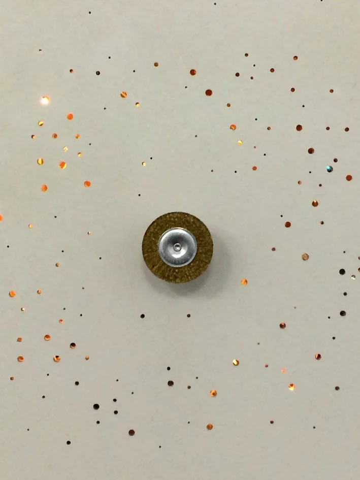 Kathrin Haaßengier Hotel (be and be), 2017 Holz, Metall, Motor, Glühbirnen 100 x 100 x 16 cm