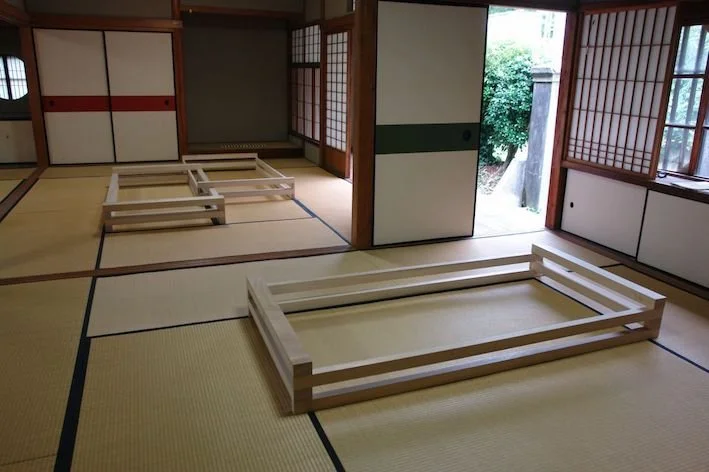 Helga Weihs, Japanese Distance, 2007  Kiri / Stahl  Raum, variabel