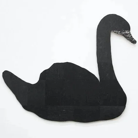 Katharina Kohl, Grauer Schwan, 2023 - Wandobjekt aus Aktenordnerhüllen in Form eines Schwans