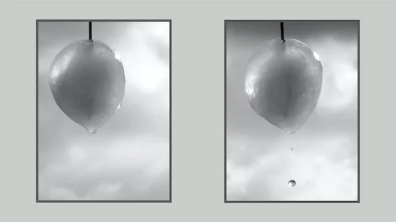 Katharina Kohl, Kipppunkte, Videoloop, 2023 - Es zeigt das Still einer schmelzenden Eiskugel, die tropfend kleiner wird, bis sie plötzlich von ihrer Aufhängung herunterfällt