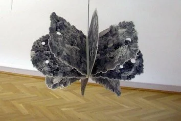 Simon Halfmeyer, Wild Island, Objekt, 2008-9, Holz, Eisen, Siebdruck auf Finnpappe,  54 x 120 x 120 cm