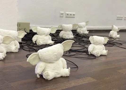 Svenja Wassill  Superlove, 2019  Installation, Plüschfiguren, Kabel / Motor / Audio  1 „Gizmo“ cm Ed., Auflage ∞