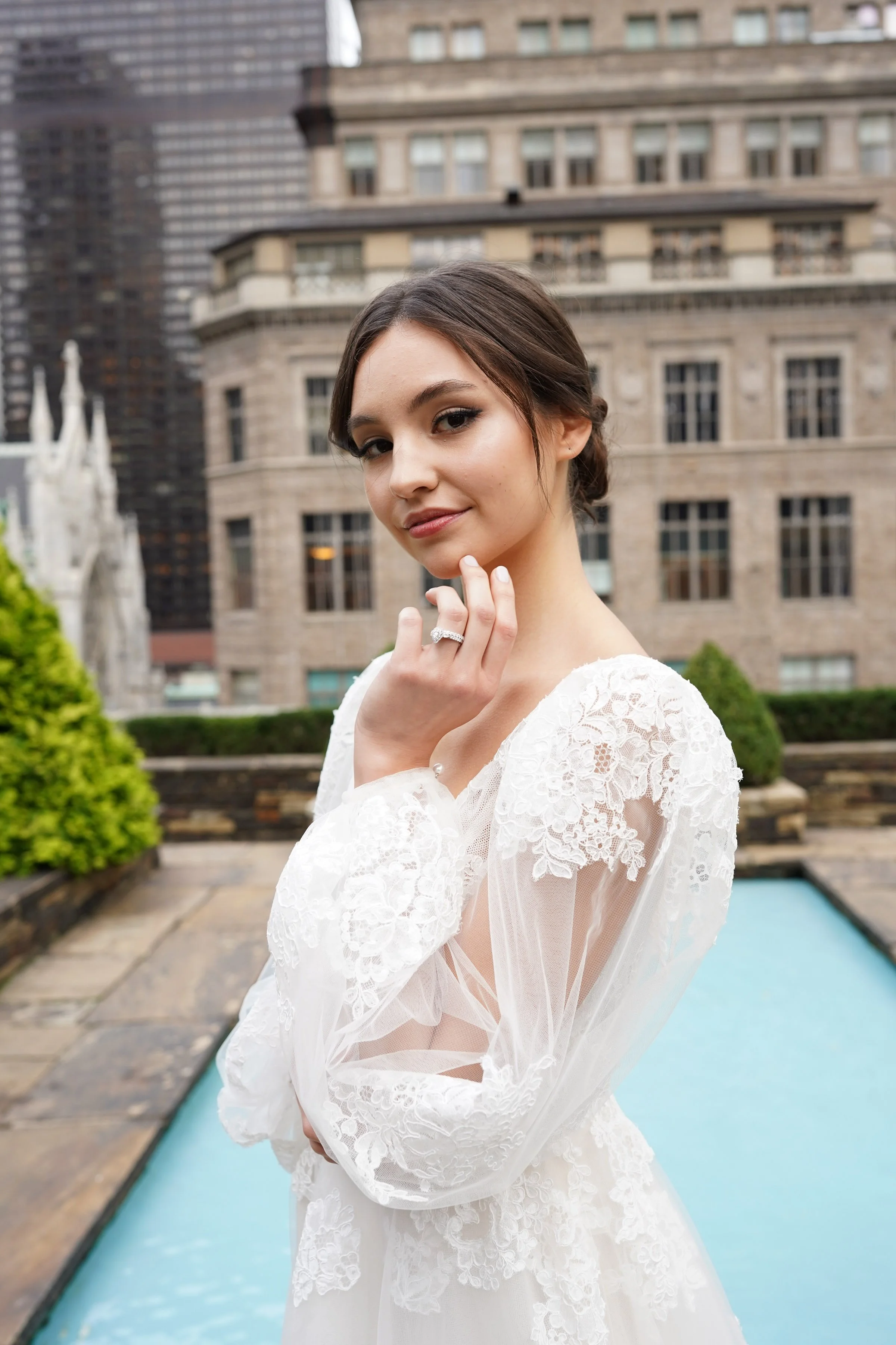 A modern bridal look set against iconic city architecture, blending contemporary styling with a bold urban backdrop.