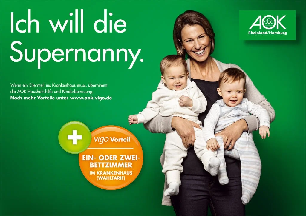 Eine lachende Frau hält zwei kleine Kinder in ihren Armen vor einem grünen Hintergrund, daneben ein Logo der AOK Rheinland/Hamburg und ein orangefarbener Kreis mit weißem Pluszeichen und Text. Der Text lautet: 'Ich will die Supernanny. Wenn ein Elter