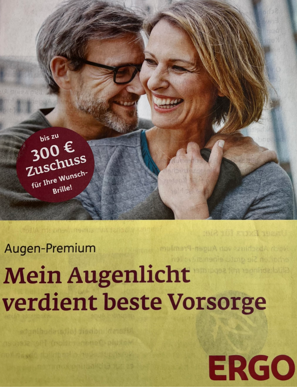 Ein lachendes älteres Paar umarmt sich, wobei die Frau eine Brille trägt und der Mann ihre Schulter hält. Im Hintergrund ist eine städtische Szenerie sichtbar.