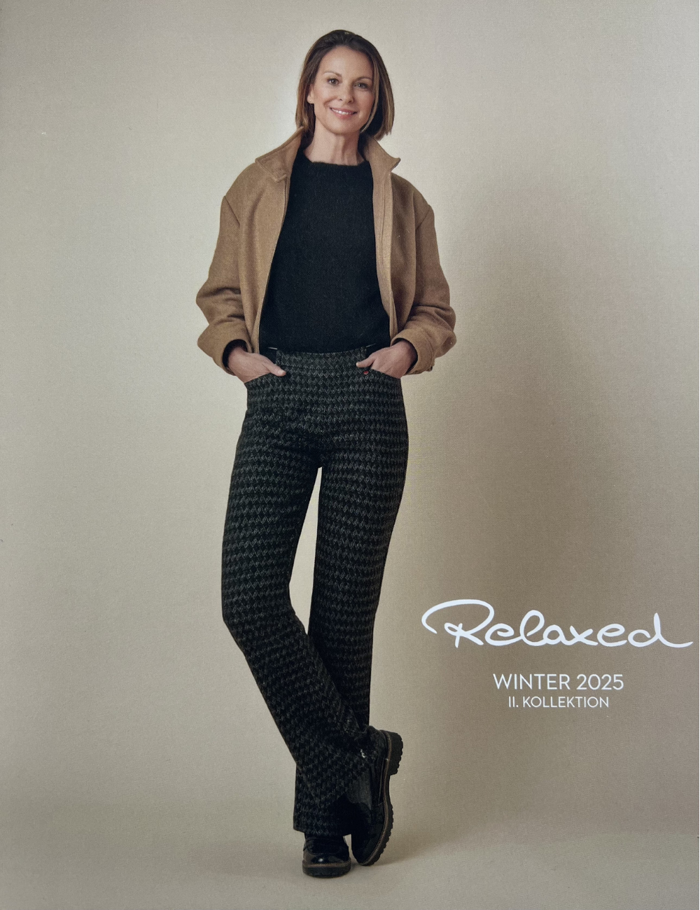 Ein stilvoll gekleideter Frau im Winteroutfit, die lächelnd in die Kamera schaut. Text auf dem Bild: "Relaxed Winter 2025 II. Kollektion".