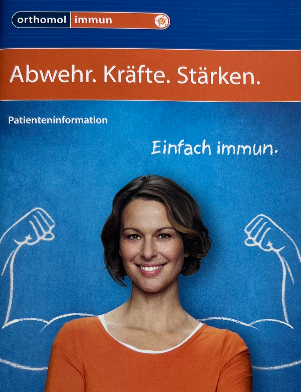 Nahaufnahme eines Frauenporträts mit einem breiten Lächeln, umgeben von weißen Strichzeichnungen von muskulösen Armen, vor einem blauen Hintergrund mit orangefarbenem und blauen Text. 