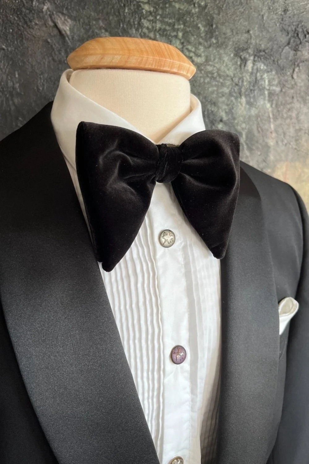 Black velvet large butterfly pre-tied bow tie Made in Italy