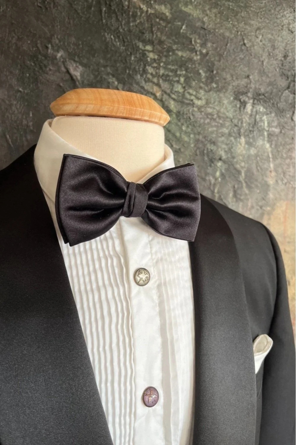 Black satin silk classic butterfly bow tie pre-tied. Made in Italy