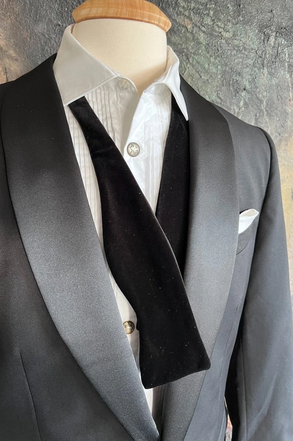 Black velvet large butterfly self-tied bow tie. Made in Italy
