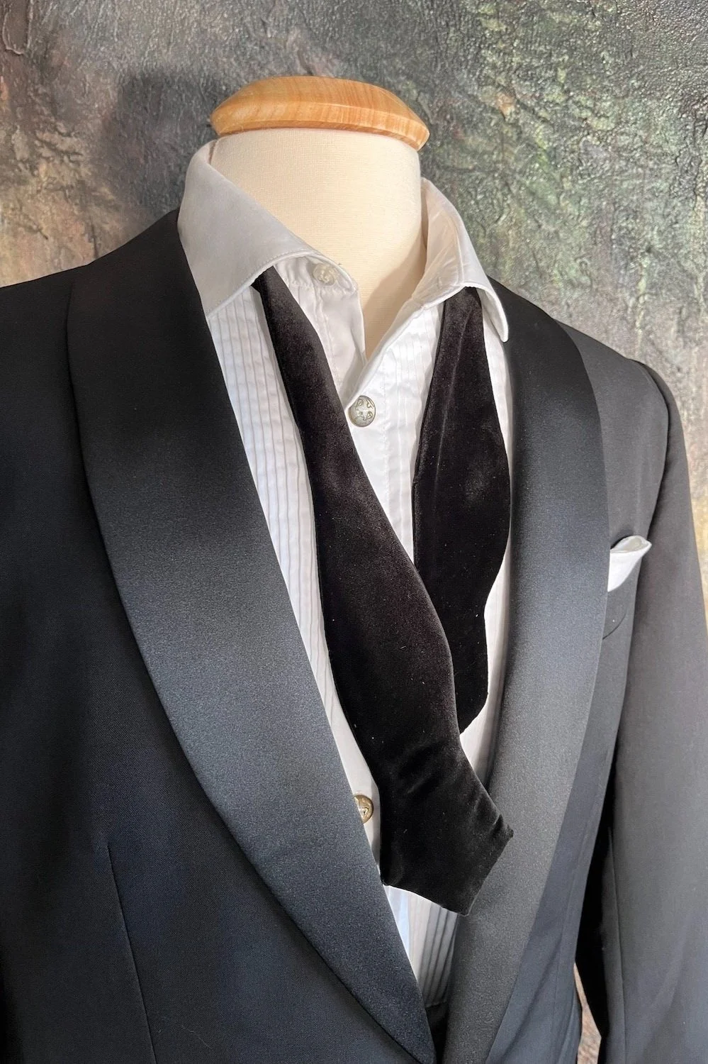 Black velvet diamond shape bow tie self-tied. Made in Italy
