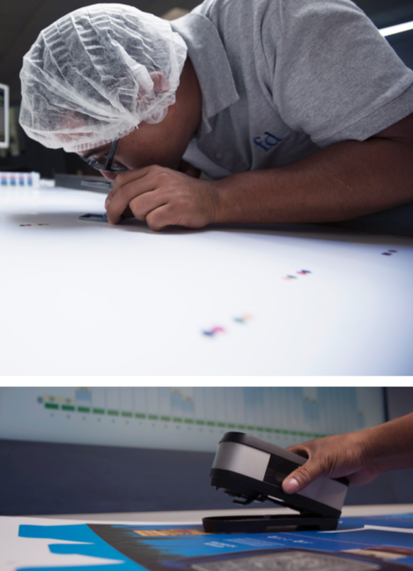 Persona observando y analizando muestras con una lupa en un laboratorio y otra persona usando un escáner para escanear documentos o fotos.