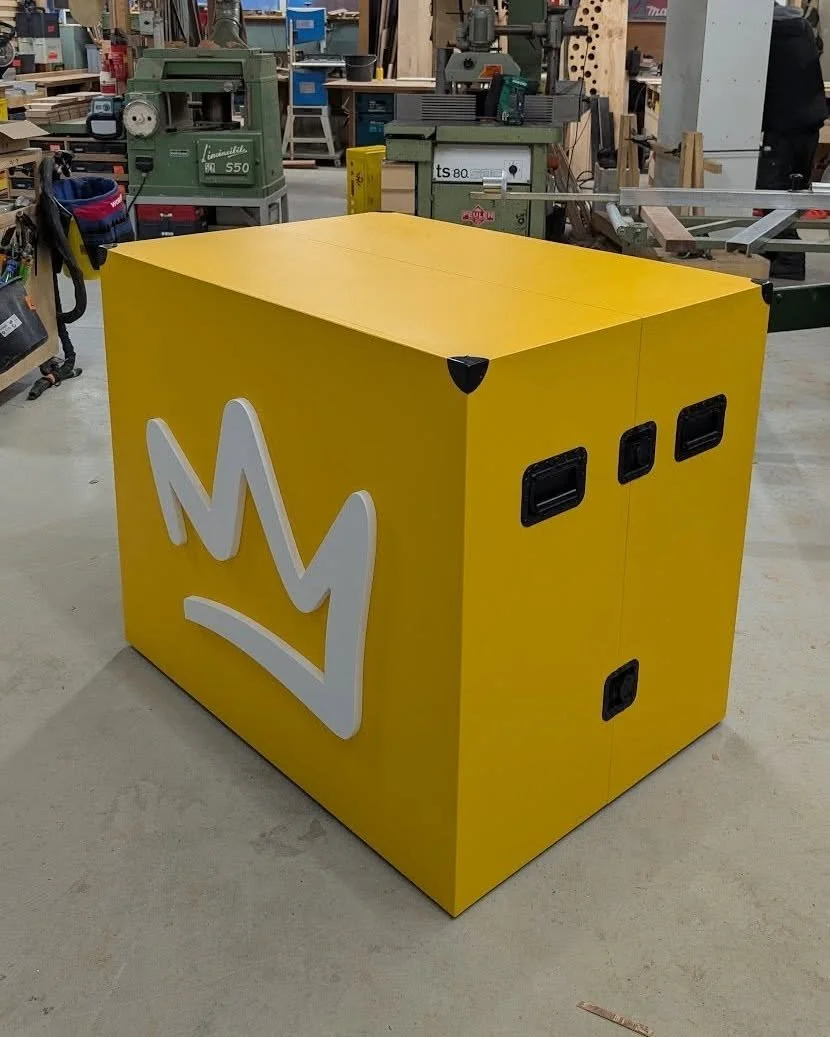 Decor voor @platform_beinvloed 1/3

Voor BeInvloed de spelshow hebben wij dit decor ontworpen en gemaakt. Breed inzetbaar door de koppelbare elementen.

#decor #werkplaats #workshop #rotterdam #beinvloed #setdesign #decorbouw #theater #scenography #g
