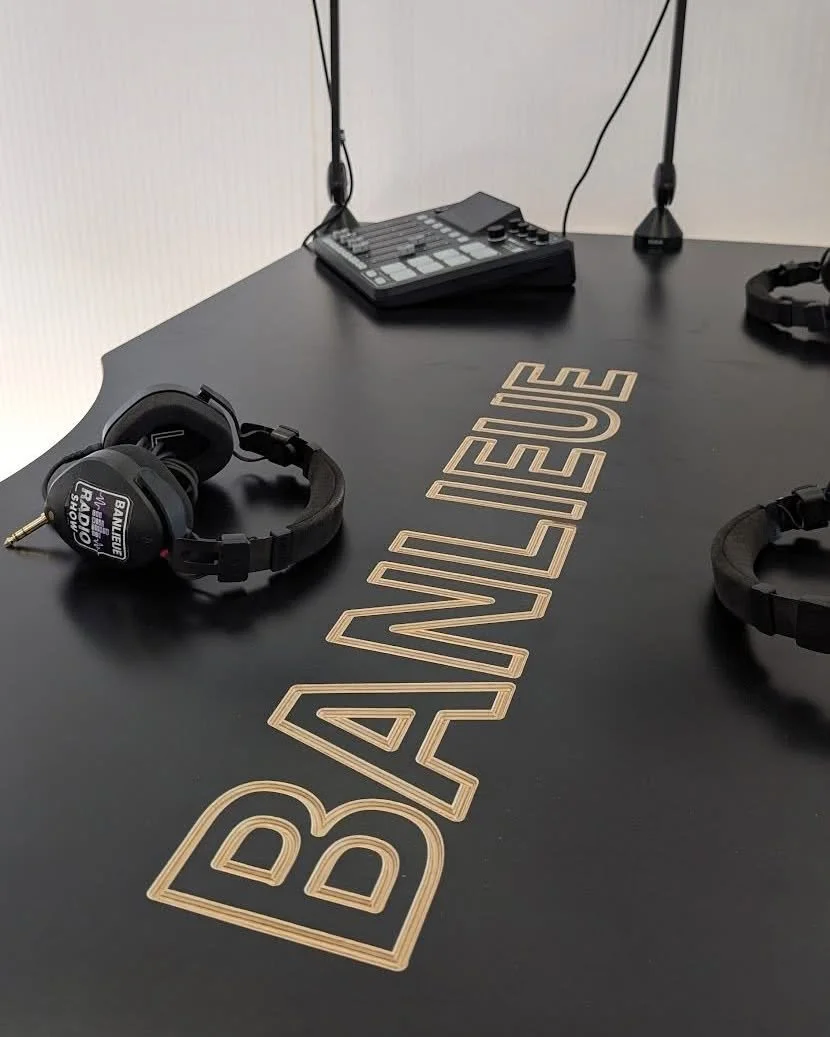 Podcast tafel voor @banlieueradioshow 2/3

Betonplex met gegraveerd logo. In hoogte verstelbaar.

#podcast #banlieue #rotterdam #radio #tafel #engraving #cnc #meubelmaker #decorbouw #interieurbouw #cncrouter #lijnbaan