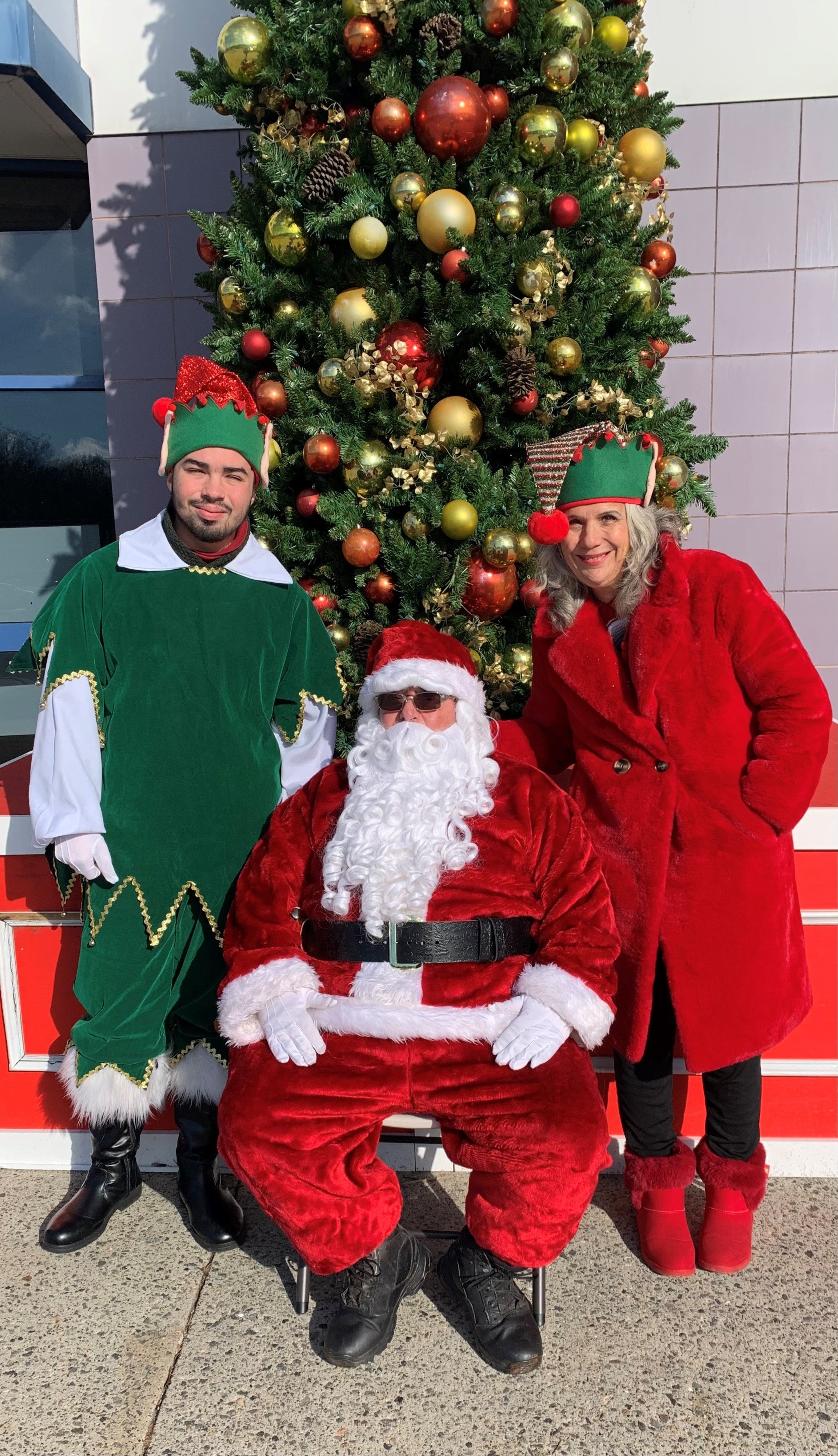 Santa w Shades_Elf_Sassi_12-18-22.jpg