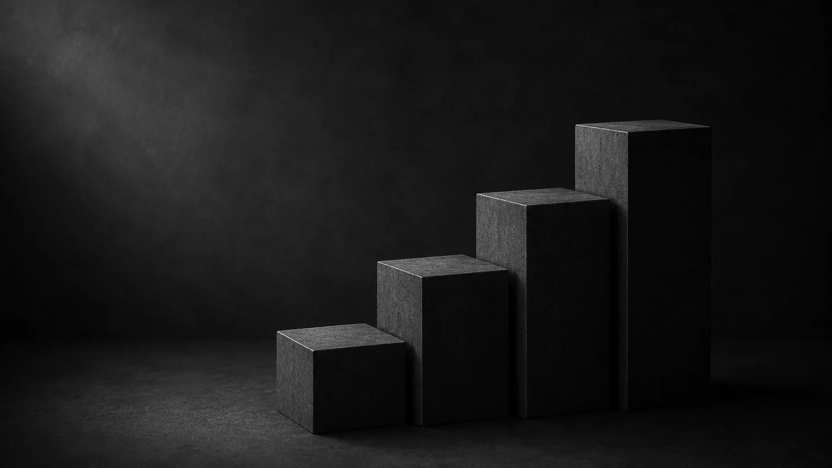 Quatre blocs sombres de hauteur croissante formant un escalier ascendant, symbolisant la visibilité, la maîtrise et le développement de l'entreprise