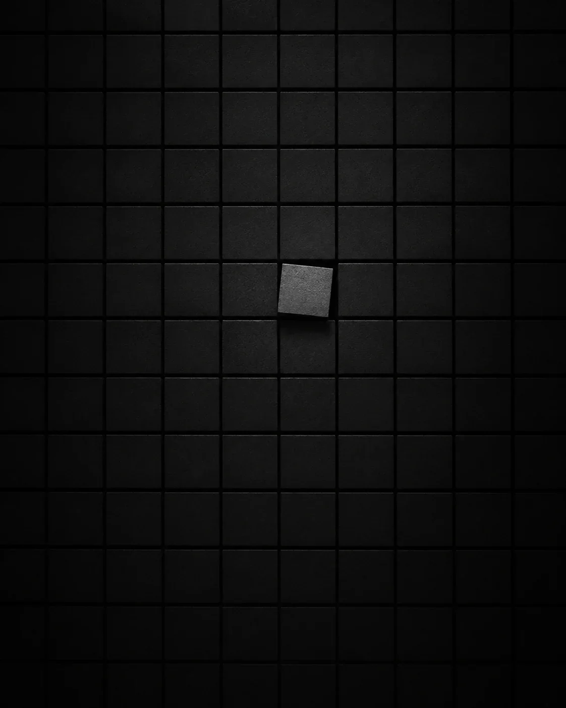Grille de carreaux sombres dont un seul est décalé de son alignement, illustrant une décision reportée ou prise sans toutes les cartes en main