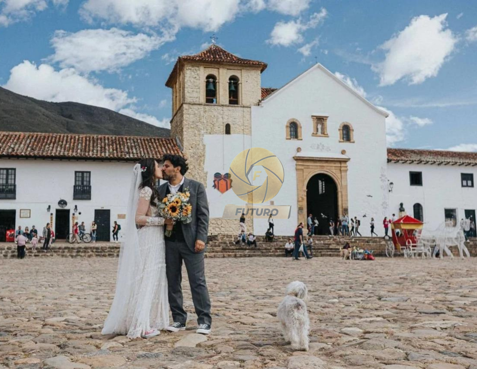 Una pareja de recién casados en la plaza de Villa de Leyva, fotógrafo profesional de bodas y matrimonios en Bogotá, mejores fotos de bodas en Colombia. FUTURO