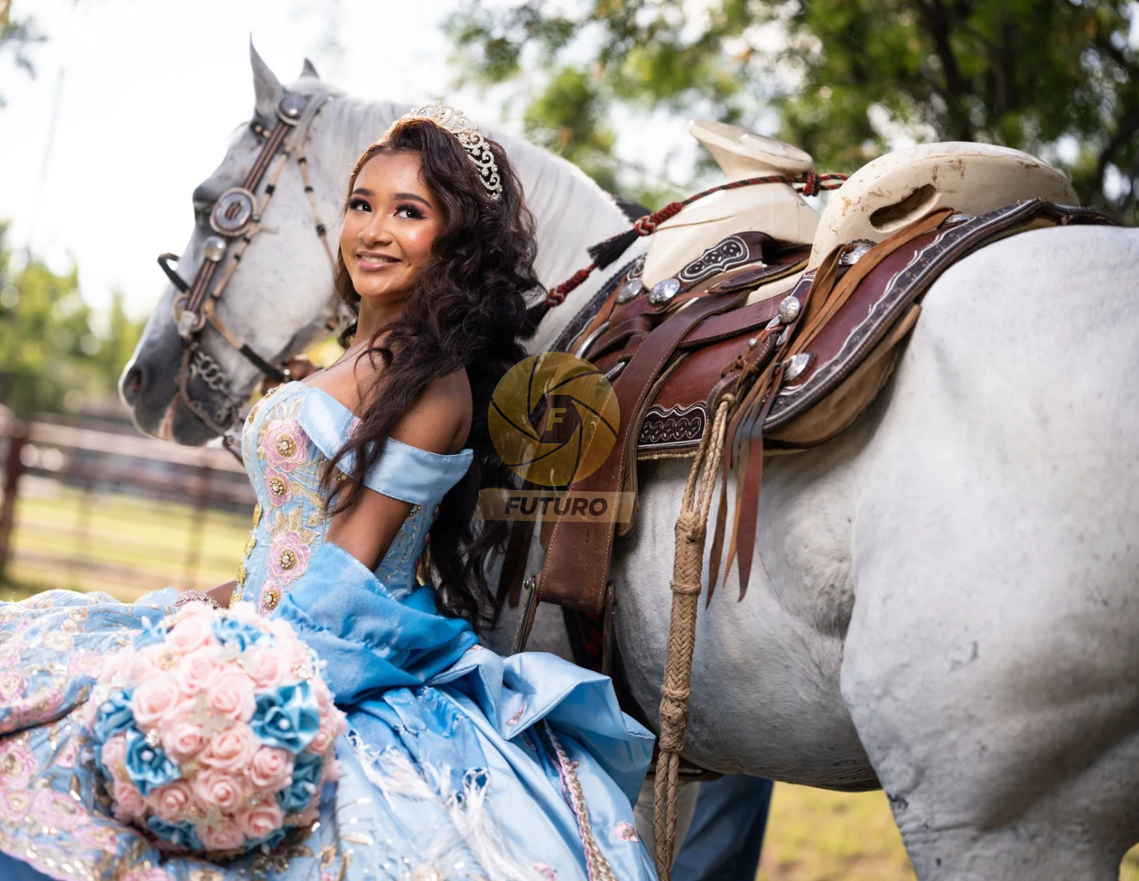 quinceanera-posando-con-caballo-en-exteriores.FUTURO.png