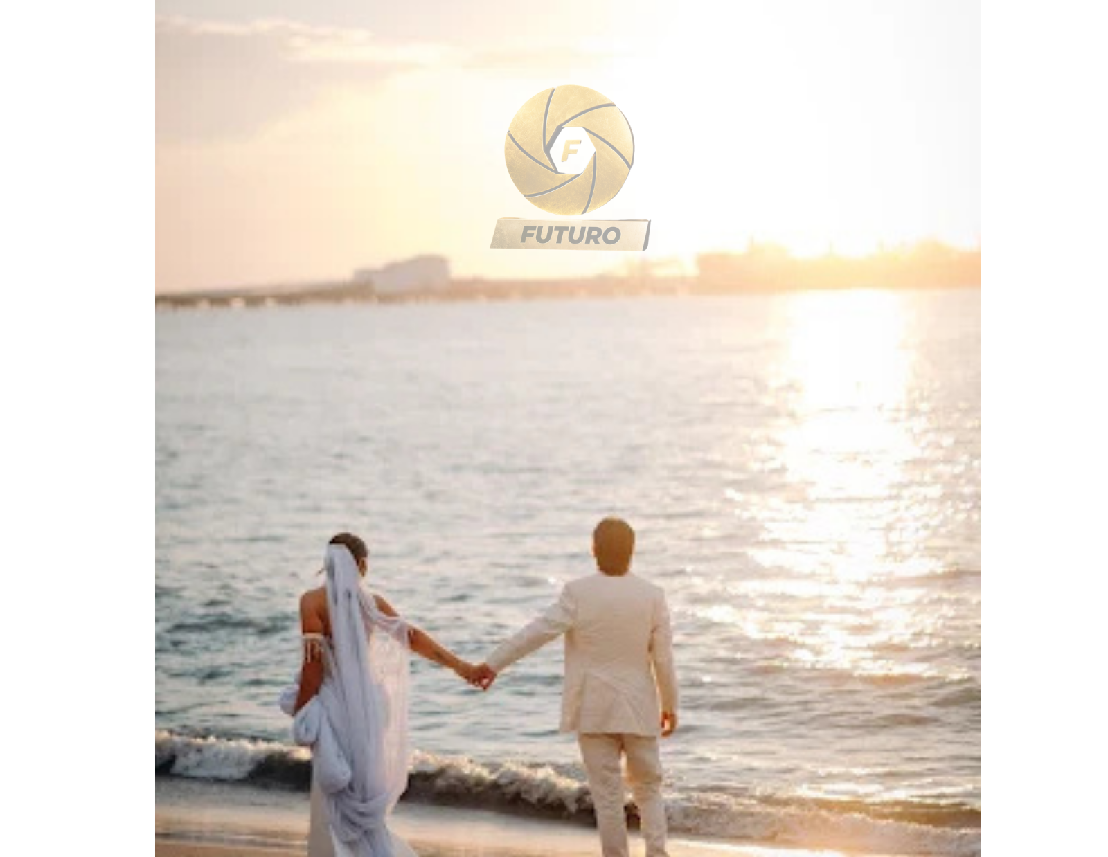 Pareja casándose en la playa durante la puesta del sol.