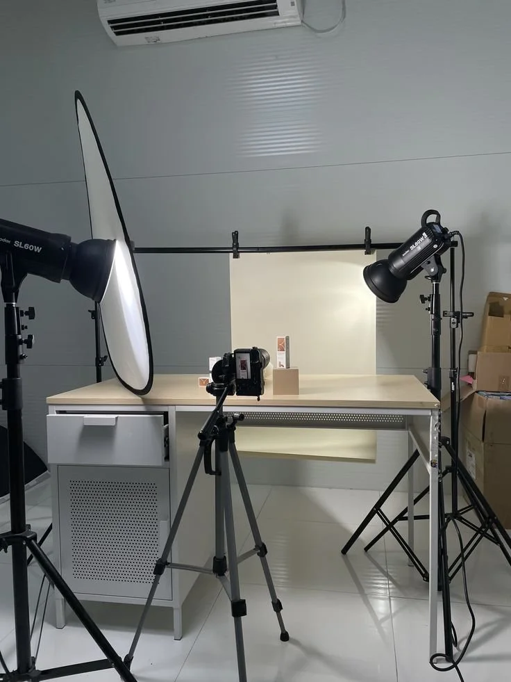 Configuración de estudio fotográfico con iluminación, fondo y cámara lista para tomar fotos.