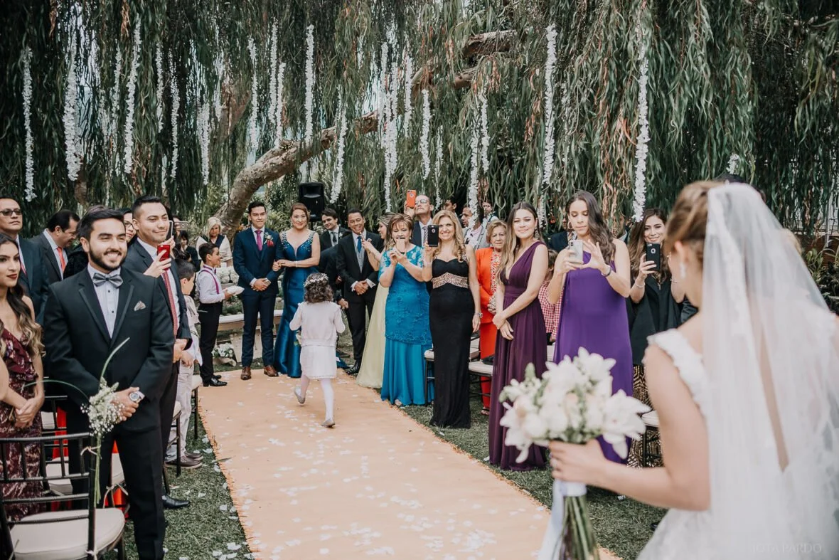 Actos protocolarios para bodas, fotografia y video profesional. Invitados matrimonio, pareja de esposos. Fotos profesionales para recien casados.