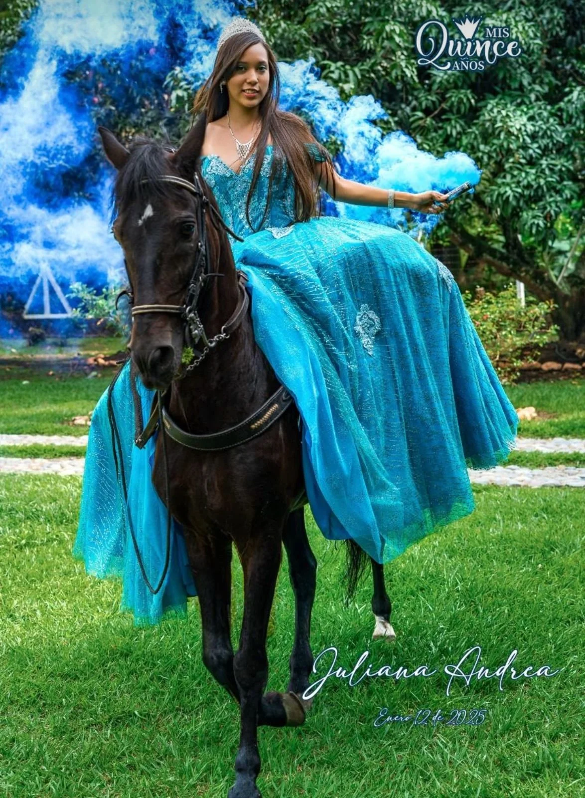 Joven vestida con vestido azul y tiara, montada en un caballo, rodeada de naturaleza, con humo azul y texto en la imagen que dice 'Mis Quince Años', 'Juliana Andrea' y la fecha '12 de 2025'.