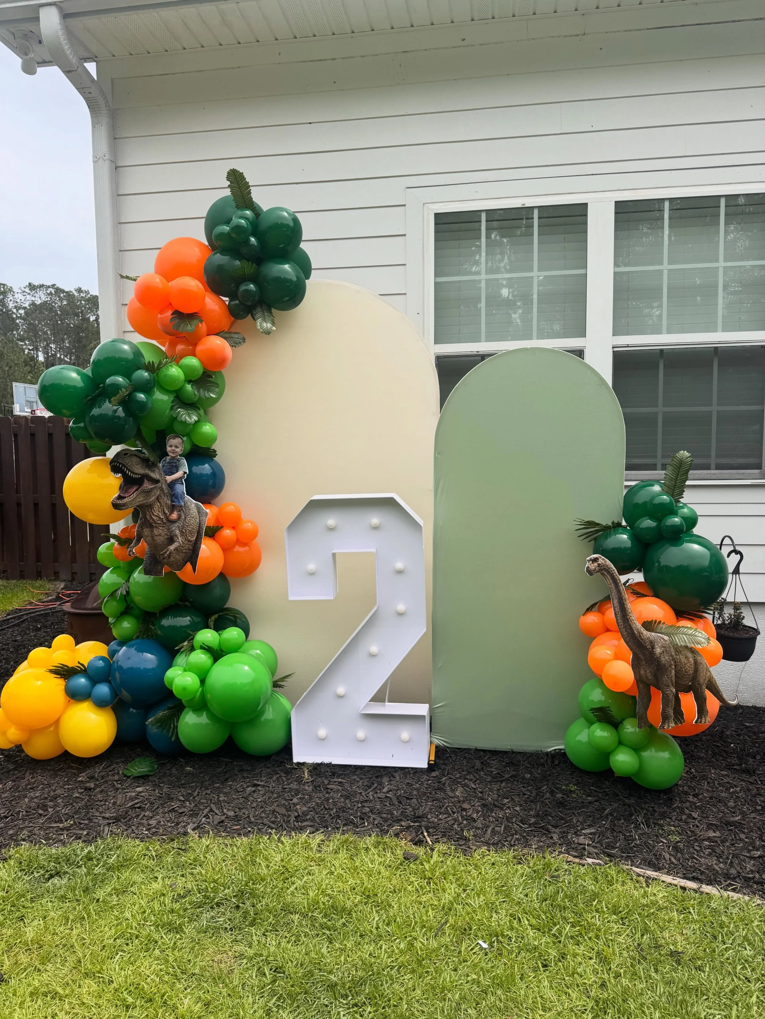 Happy birthday, Noah ✨🫶🏼🦖 we love a birthday party!!

Balloons and decor: @partysocialco 
Welcome Sign: @isabella.harkins27 
Cupcakes: Nana&rsquo;s Sweets LLC
Couple toppers: @partysocialco 

#partyplanner #birthdayparty #eventplanner #balloonarch