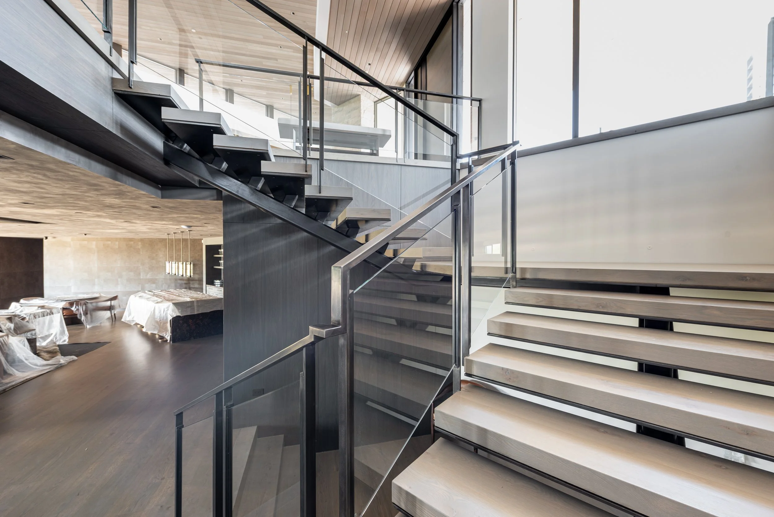 Mono stringer stair by Innovative with glass rail