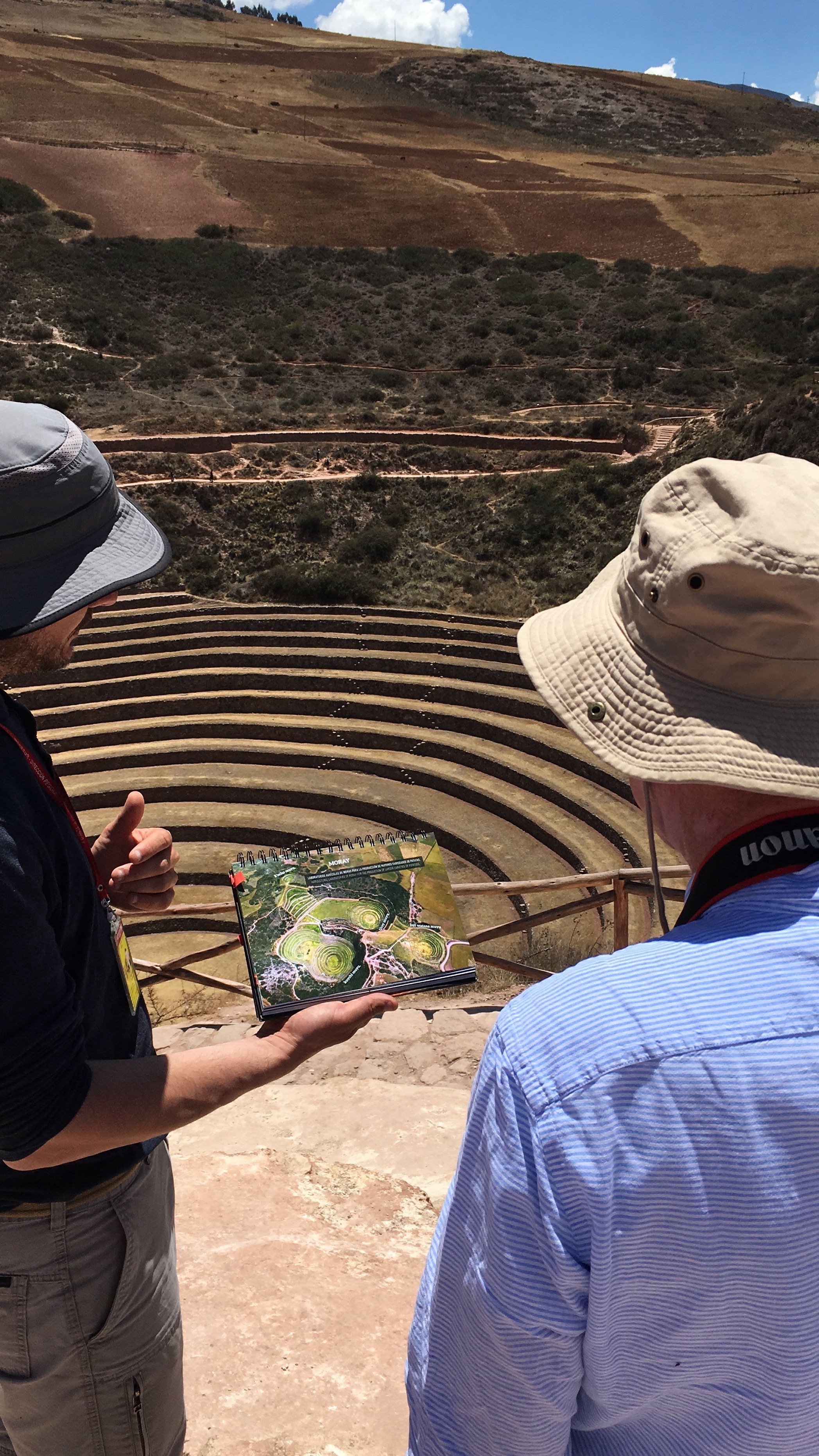 Guia dando explicações ao turista em Moray, Cusco, Peru