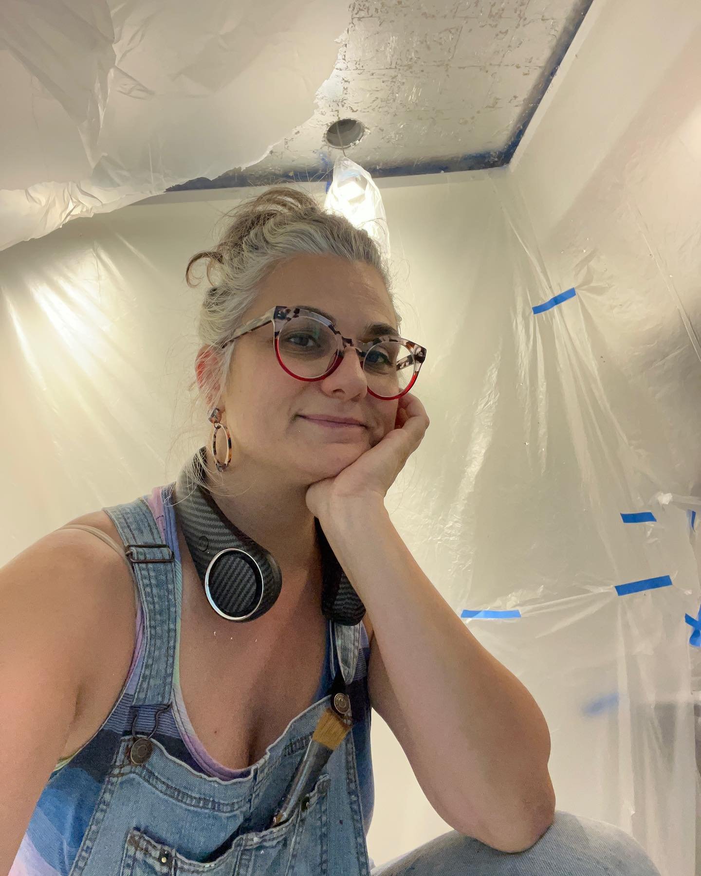 Proof of life. I now have to wear a neck fan because the gender tax does not stop. #hotflashcentral 

.
.
.
.
.
#studiolunaris #ididntsignupforthis #peri #hotflashes #whendoesitend #chicagoartist #gildedceiling