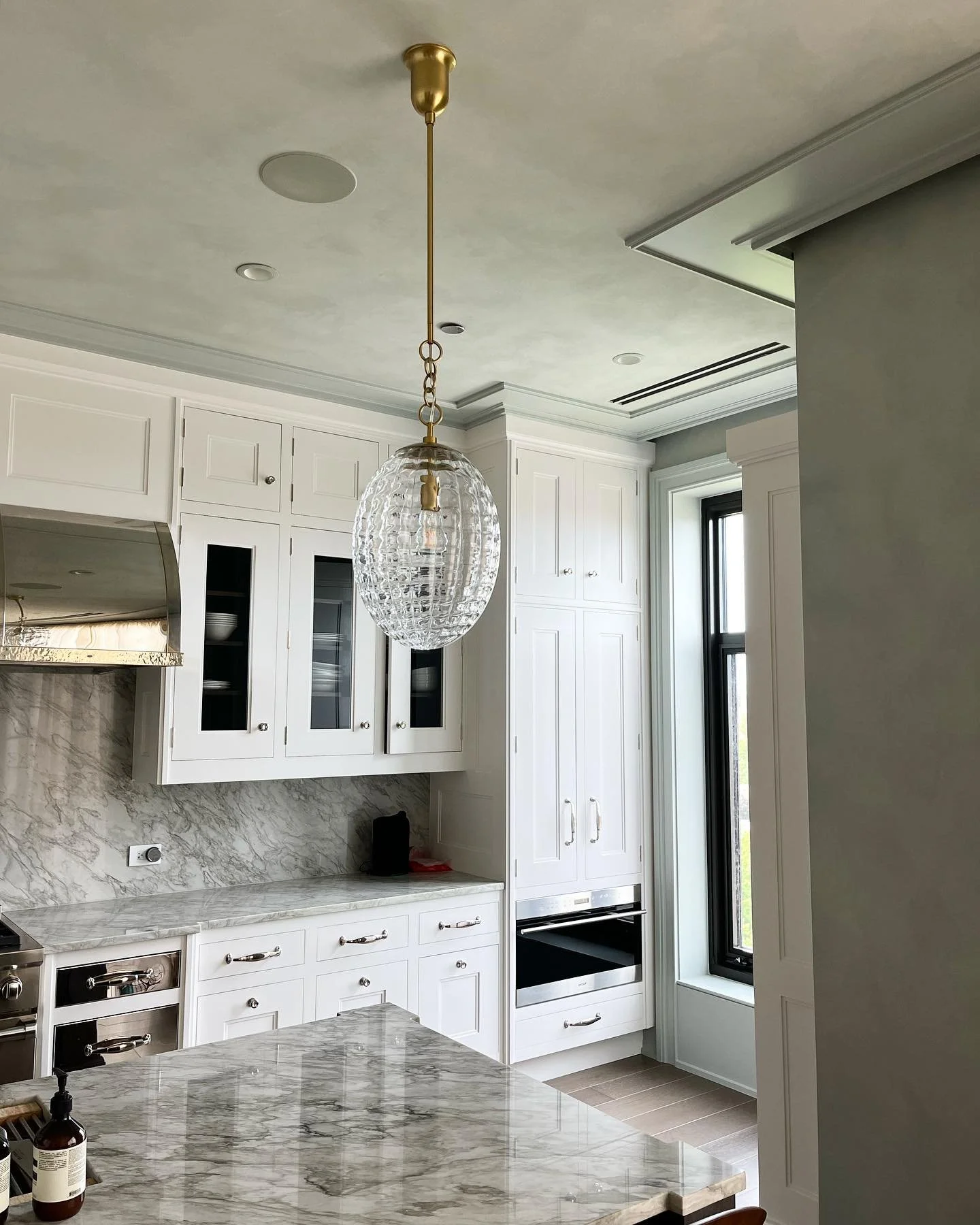 Limewash beauty 🥒🐉🌿
&bull;
A recent completion of a kitchen/living room project for a Lincoln Park condo.
We created a custom, light and hazy blue-green color for our client with the help from @dominguefinishes beautiful limewash paint. Trim and m