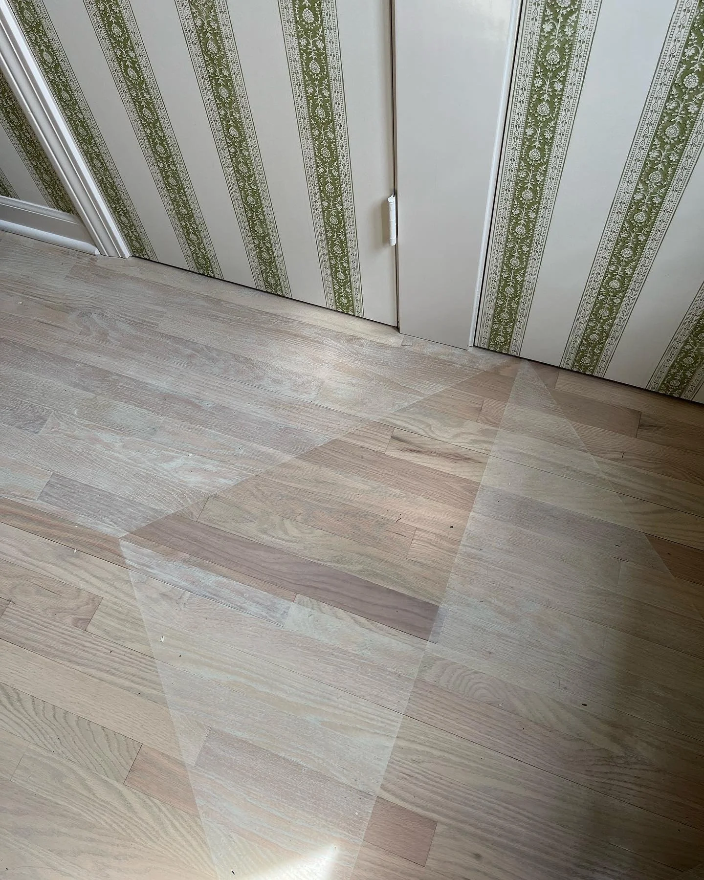 LFSH showcase #2 
&bull;
Lake Forest showhouse designer @elizabethstamos asked us to create a hand-painted diamond pattern for her cottage hallway floor.
It&rsquo;s a soft, delicate accent in a richly and beautifully layered room.
.
.
.
.
.
#studiolu