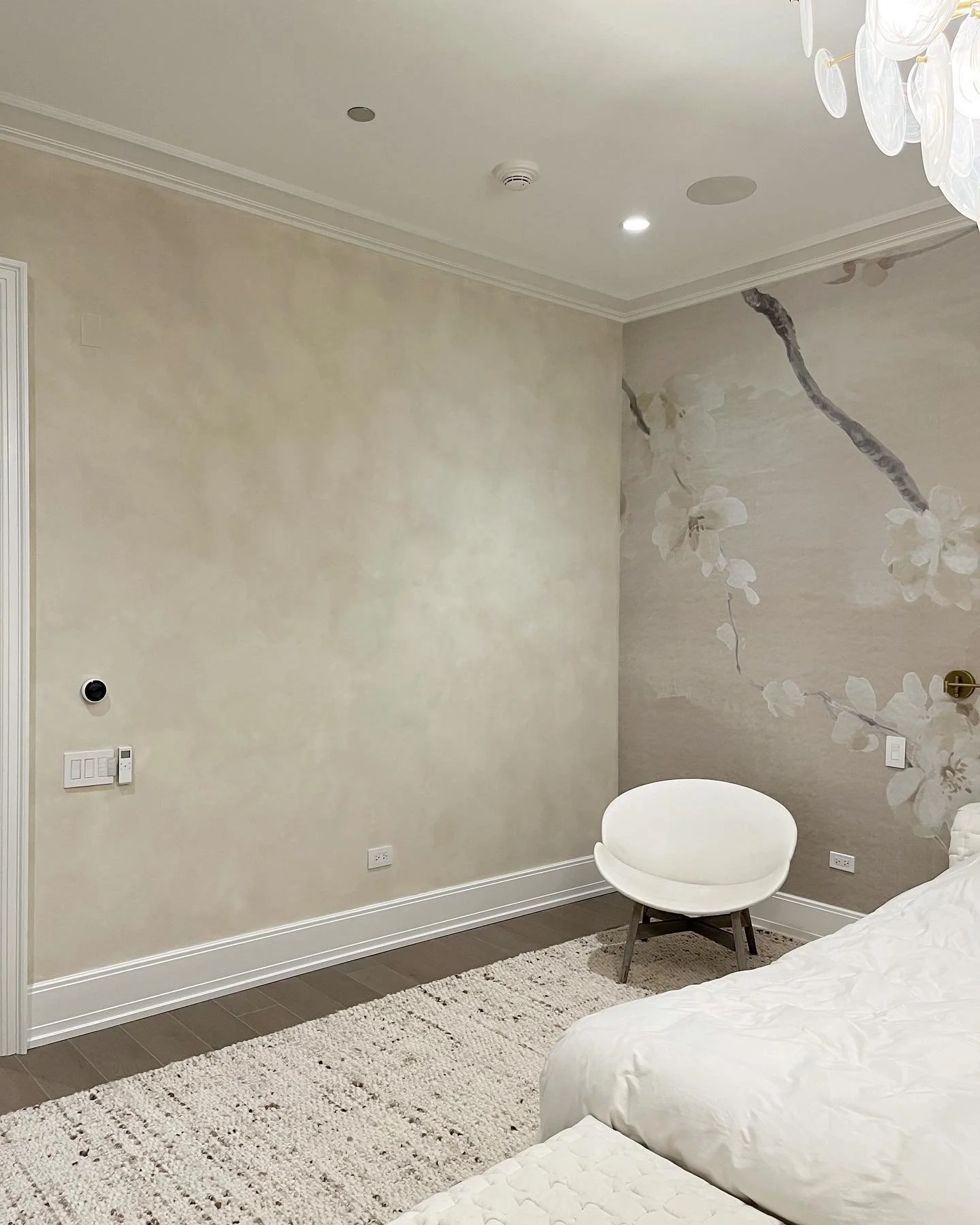 ☁️ Pillowy soft ☁️ 
&bull;
Custom-color, soft limewash finish created to complement a mural wall covering in a master bedroom suite.
Deceptively simple but it took a lot of hands and a lot of hard work to get this done right.
.
.
.
.
.
.
.
#studiolun