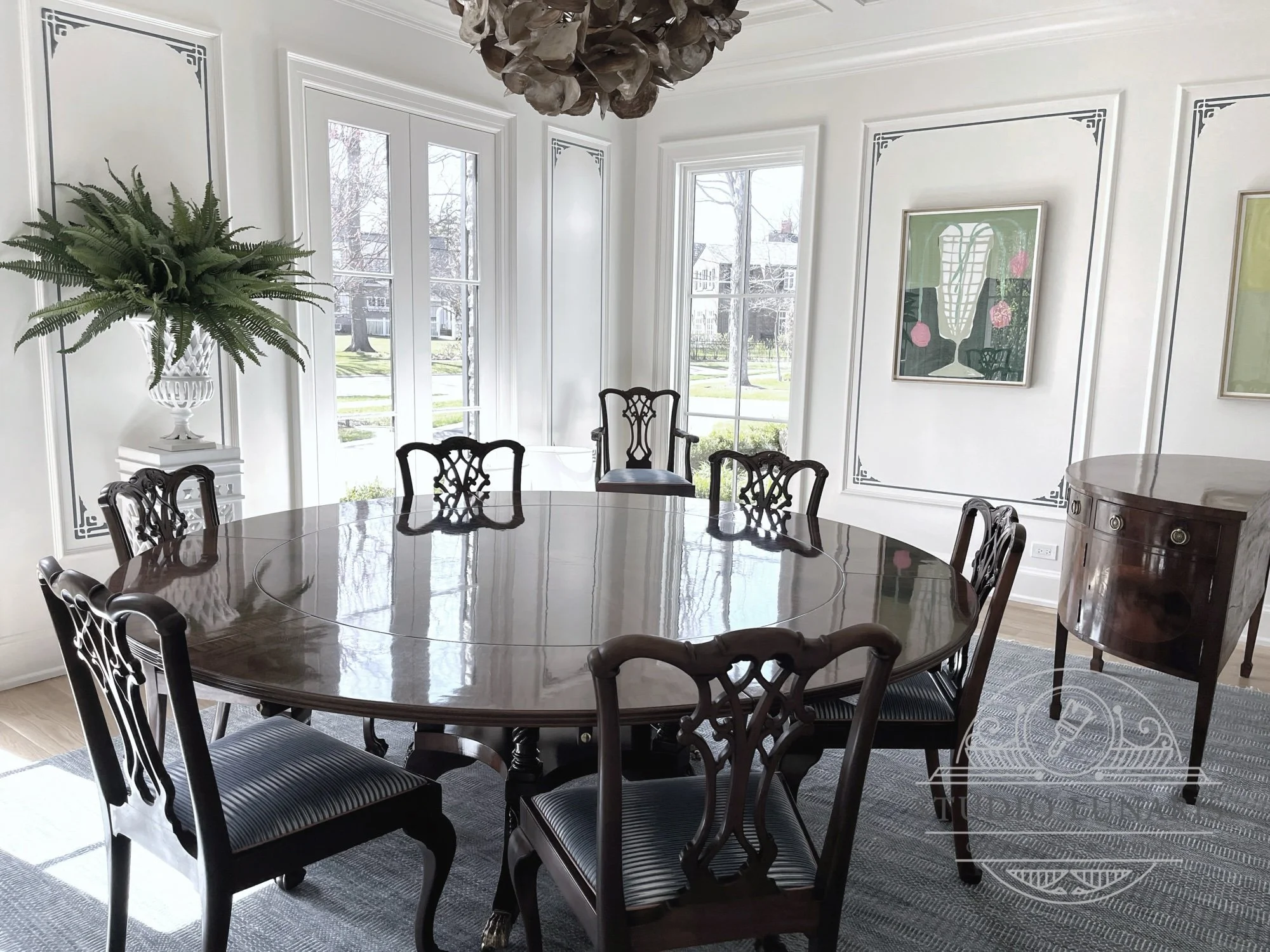 Living room panels with ornamental pattern design 