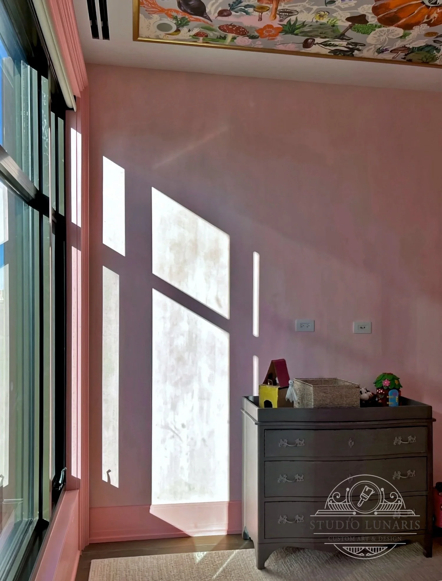 Girl's bedroom limewash in soft pink tones