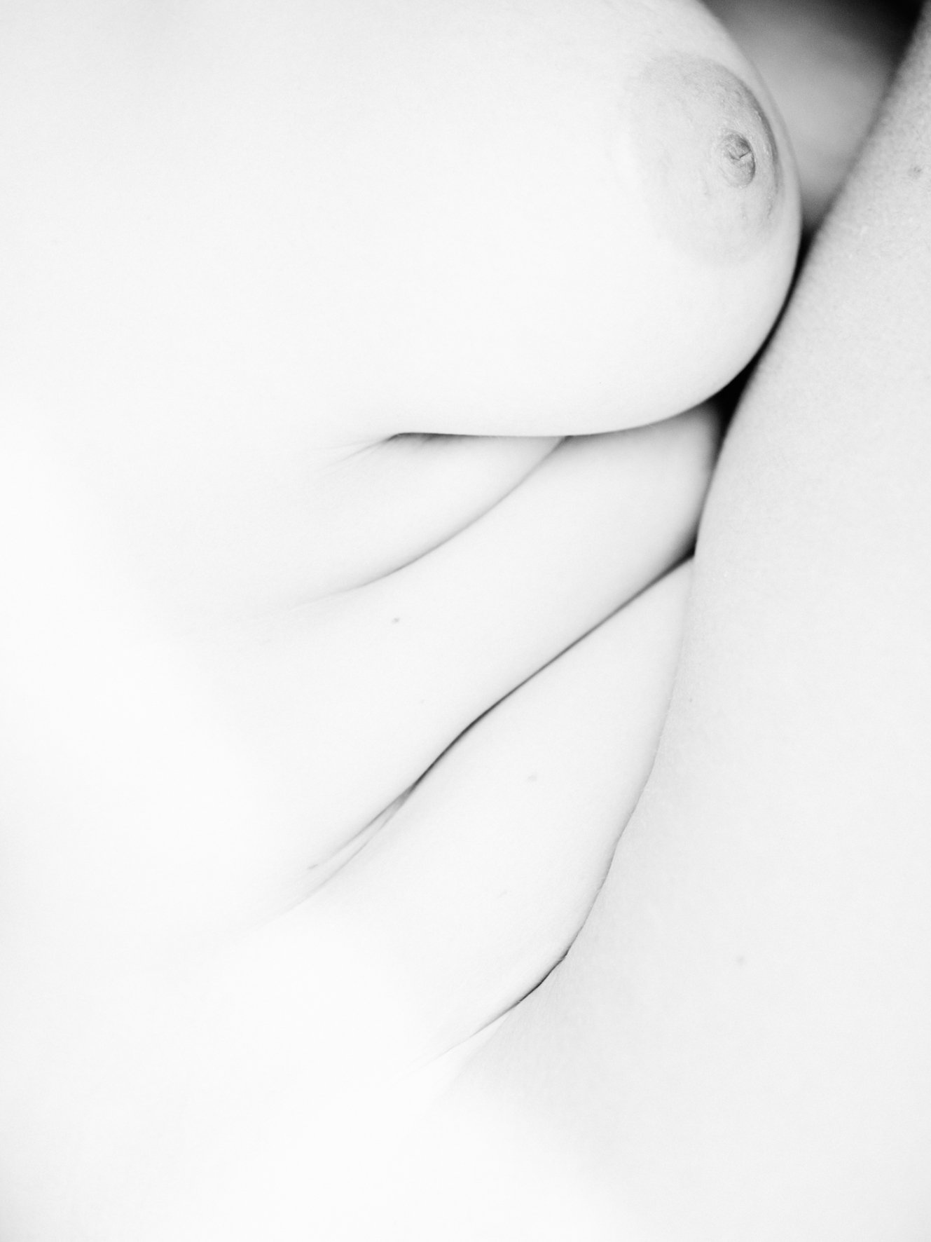 Détail en noir et blanc d'un nu féminin et noir et blanc