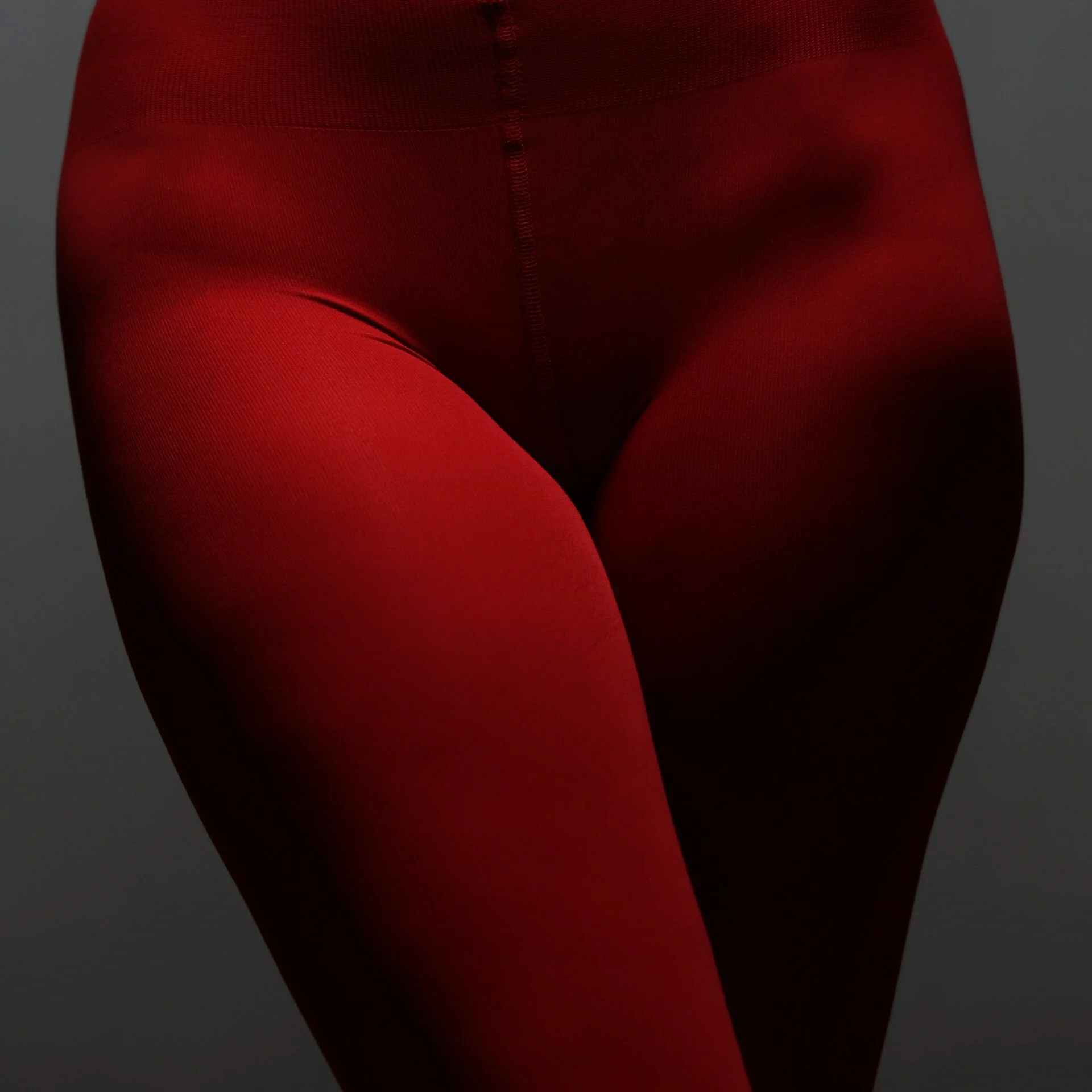 Premier plan d'une personne portant des collants rouges, vue de face.