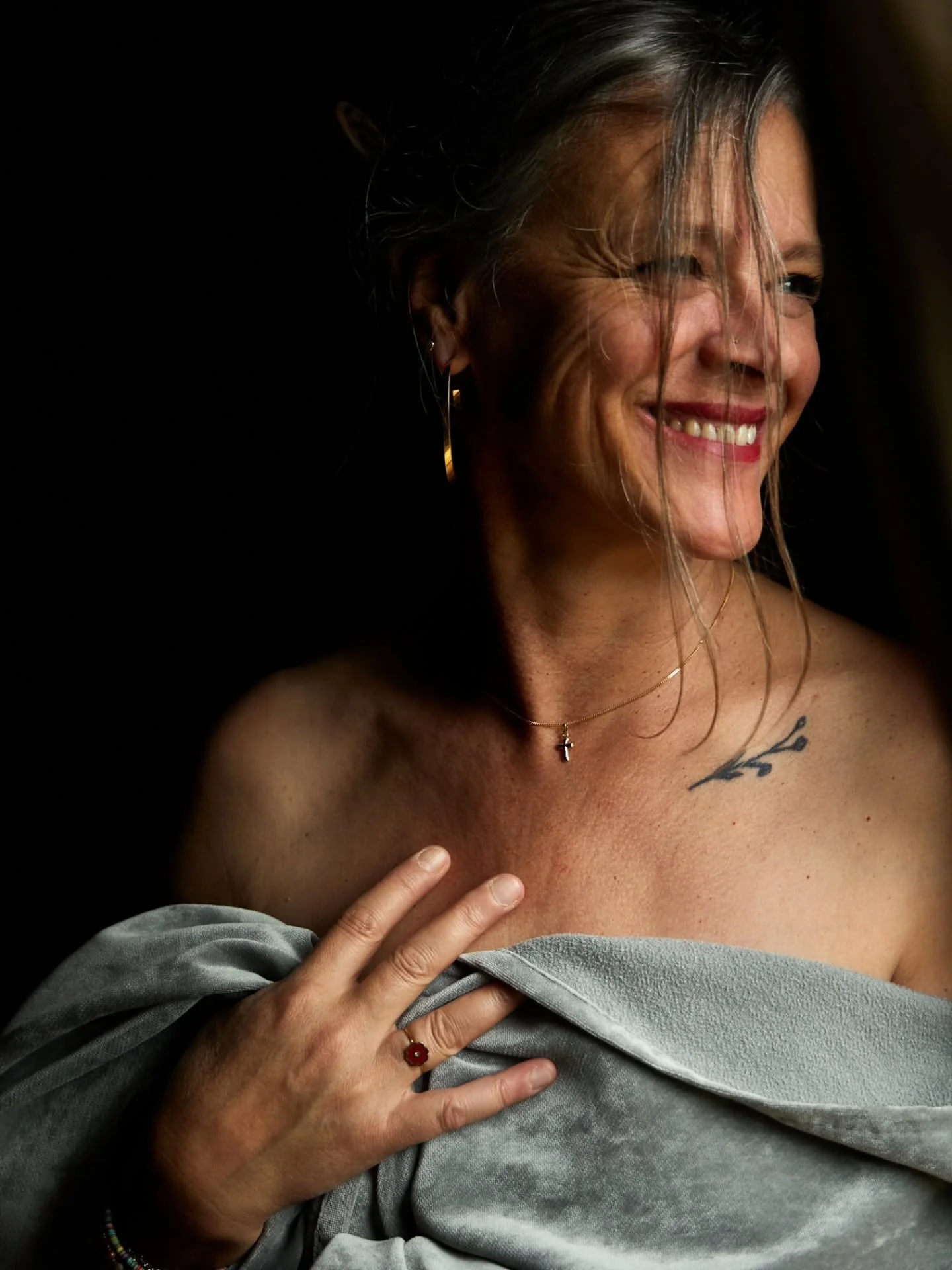 Portrait Intimiste 
Sophie

Depuis 15 ans, j&rsquo;ai le privil&egrave;ge d&rsquo;accompagner des femmes dans des instants uniques de leur vie. Cette exp&eacute;rience me permet aujourd&rsquo;hui de vous proposer des s&eacute;ances photo o&ugrave; l&