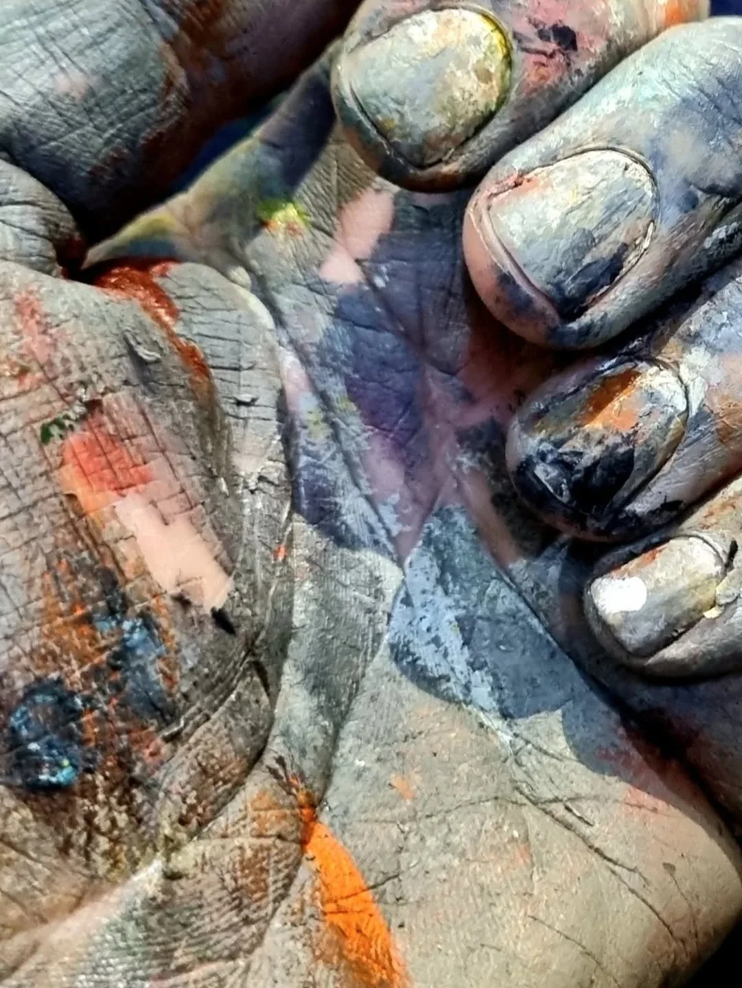 And this is why I dont do manicures!
#artistshands #artiststudio  #artistatwork #artcommissions #cheshireartist