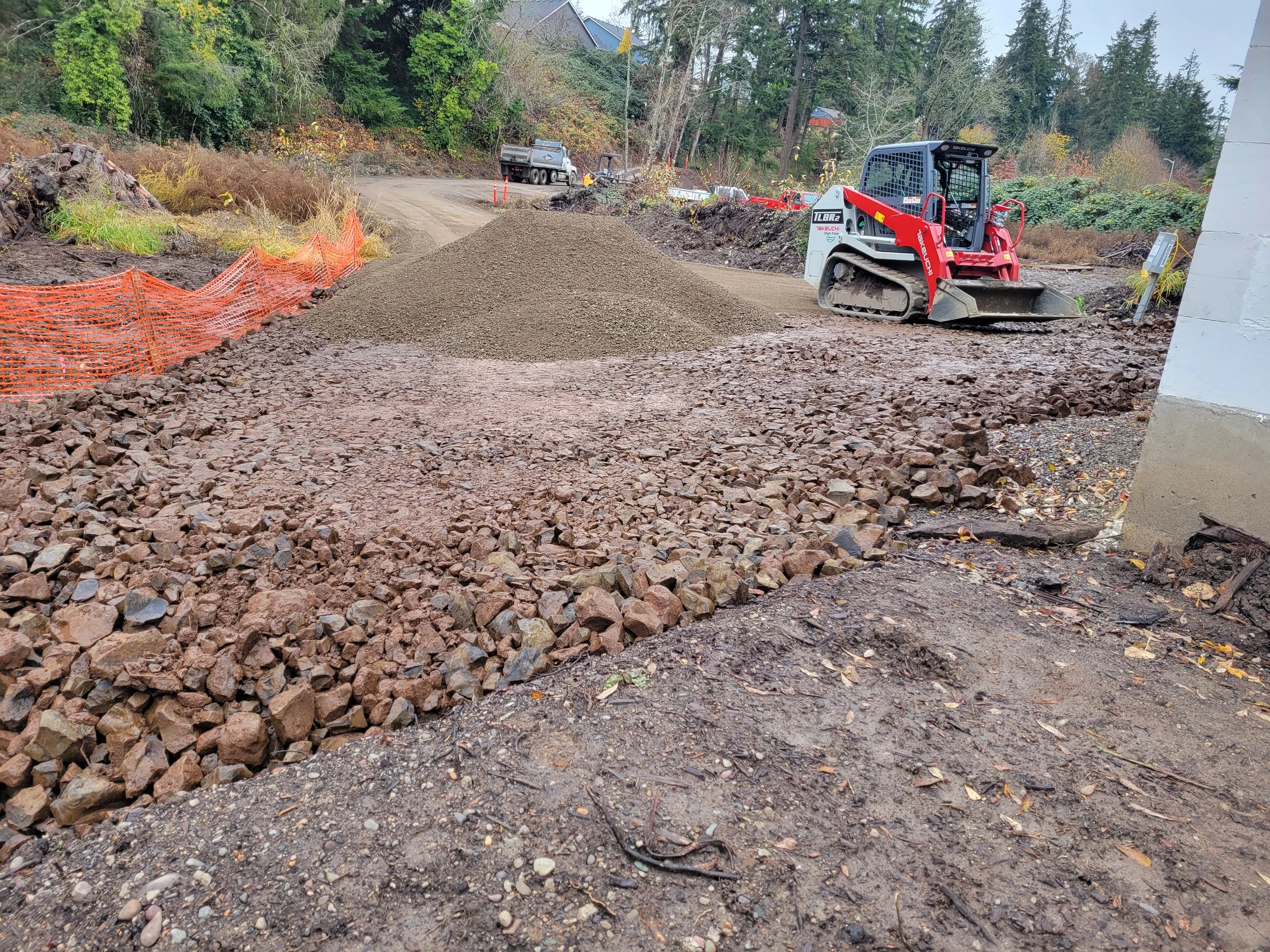 Putting 3/4 minus o top of road base. Stayton Oregon