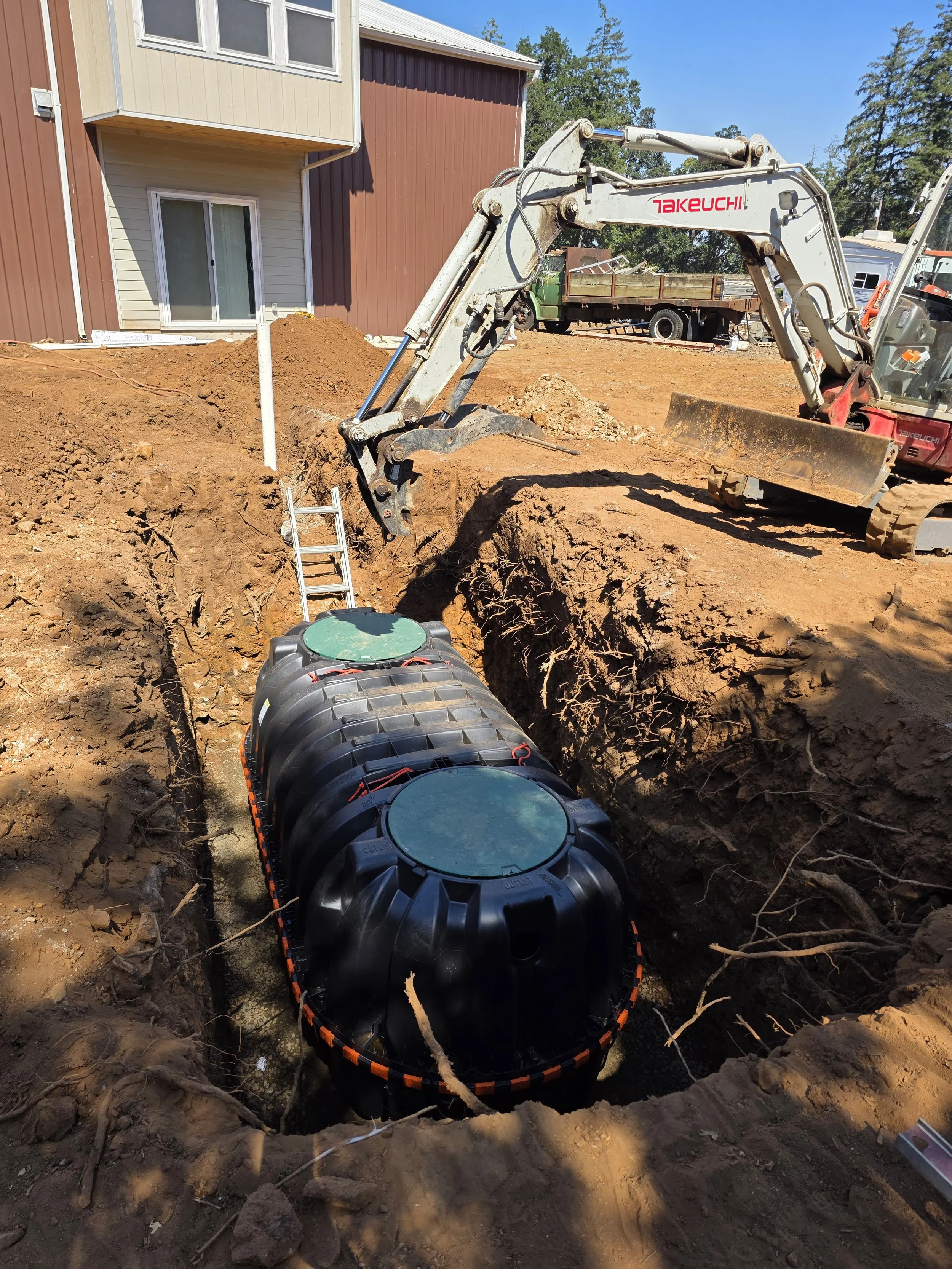 Installing Septic tank in Turner Oregon.